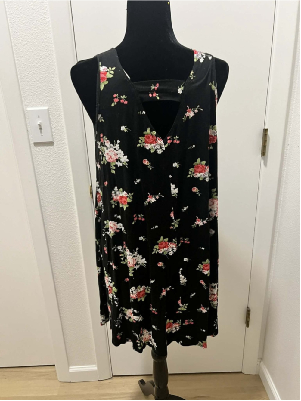 Moon & Sun Floral Sleeveless Swing Dress Black Rose Print Cutout Back Women’s